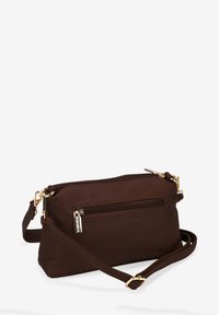 Bolso de cuero marrón con un acabado texturizado, que cuenta con un bolsillo frontal con cremallera, acentos de hardware dorado y una correa ajustable.