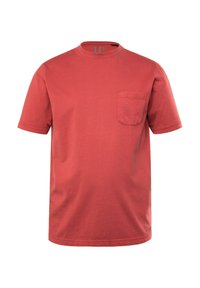 Červené bavlněné tričko s kulatým výstřihem, krátkými rukávy a kapsou na levé straně hrudi. Hladká textura, volný design a rovný lem.