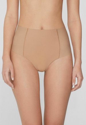 Tanga de talle alto en tono nude, hecha de un tejido elástico suave, que presenta un diseño sin costuras, una textura suave y un detalle de costura minimalista.