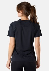 Zwart athletic shirt met korte mouwen en een ronde hals, gemaakt van gladde, lichte stof; bevat het "SWEDEMOUNT" logo op de achterkant.