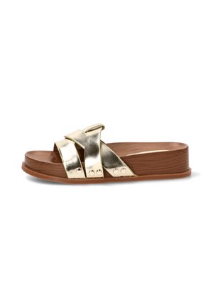 Sandalia slip-on con tiras cruzadas metálicas doradas, plantilla con textura de madera y suela de goma marrón.