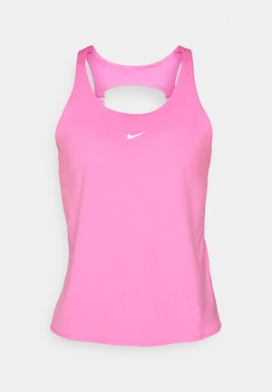 Débardeur de sport rose avec un col rond et un dos découpé. Présente un logo Nike blanc à l'avant et un tissu lisse et extensible.