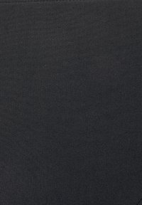 Tissu noir à la texture lisse, légèrement extensible, avec un design uni et sans motifs ni détails en métal visibles.