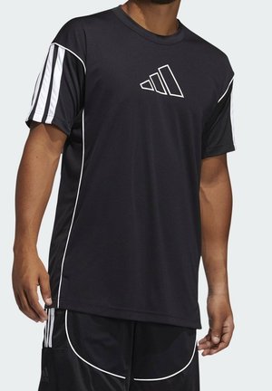 Man draagt zwarte Adidas sportkleding met witte strepen op de mouwen en shorts, met het Adidas-logo op de borst en shorts.