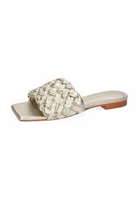 Sandal in tessuto metallico dorato con punta quadrata e tacco in legno basso. Caratterizzato da una tomaia intrecciata testurizzata e una soletta in pelle liscia.