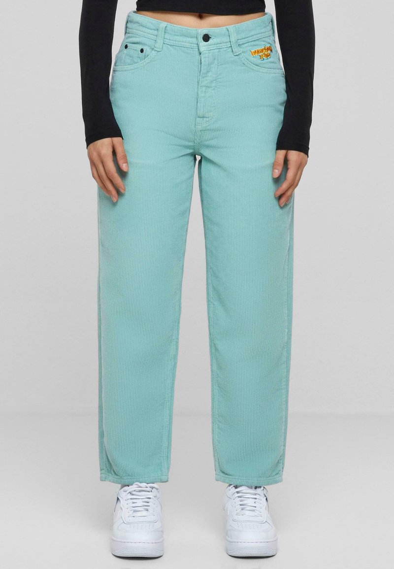 Pantaloni in corduroy di un blu verde chiaro con una vestibilità rilassata, dotati di chiusura a bottone, cinque tasche e un logo ricamato sulla parte anteriore.