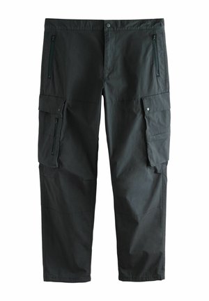 Pantalones cargo negros hechos de tela ligera que cuentan con múltiples bolsillos, cierres de cremallera y un corte holgado con una textura suave.