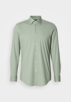 Camisa de homem de manga longa verde claro com colarinho pontudo e botões brancos na frente, apresentada em um fundo simples.