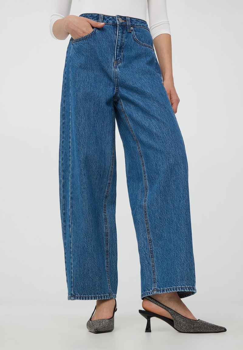 Terranova BALLOON - Jeans a zampa - blu denim medio