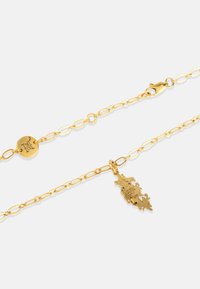 Brățară din aur cu linkuri ovale, dotată cu un închizător tip homar și un charm decorativ în formă de frunze cu detalii gravate.