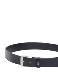 Marineblauer Ledergürtel mit glatter Textur, ausgestattet mit einer silbernen Metallschnalle und einem kleinen Logoakzent in der Nähe der Schnalle.