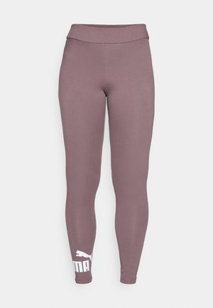 Legingi mīkstā purpursarkanā audumā ar augstu jostasvītru. Uz apakšējās kājas ir balts Puma logotips. Gluda tekstūra, pieguļoša forma.