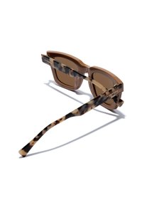 Ochelari de soare maro cu un cadru gros și o finisare lucioasă, având brațe cu model fildes și lentile de culoare maro.