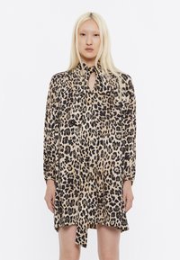 Bimba Y Lola LEOPARD - Vestido informal - leopard beige
