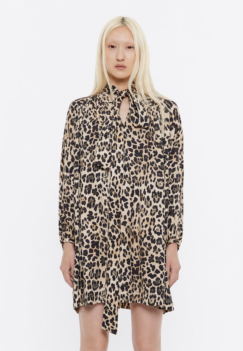 Bimba Y Lola LEOPARD - Vestido informal - leopard beige