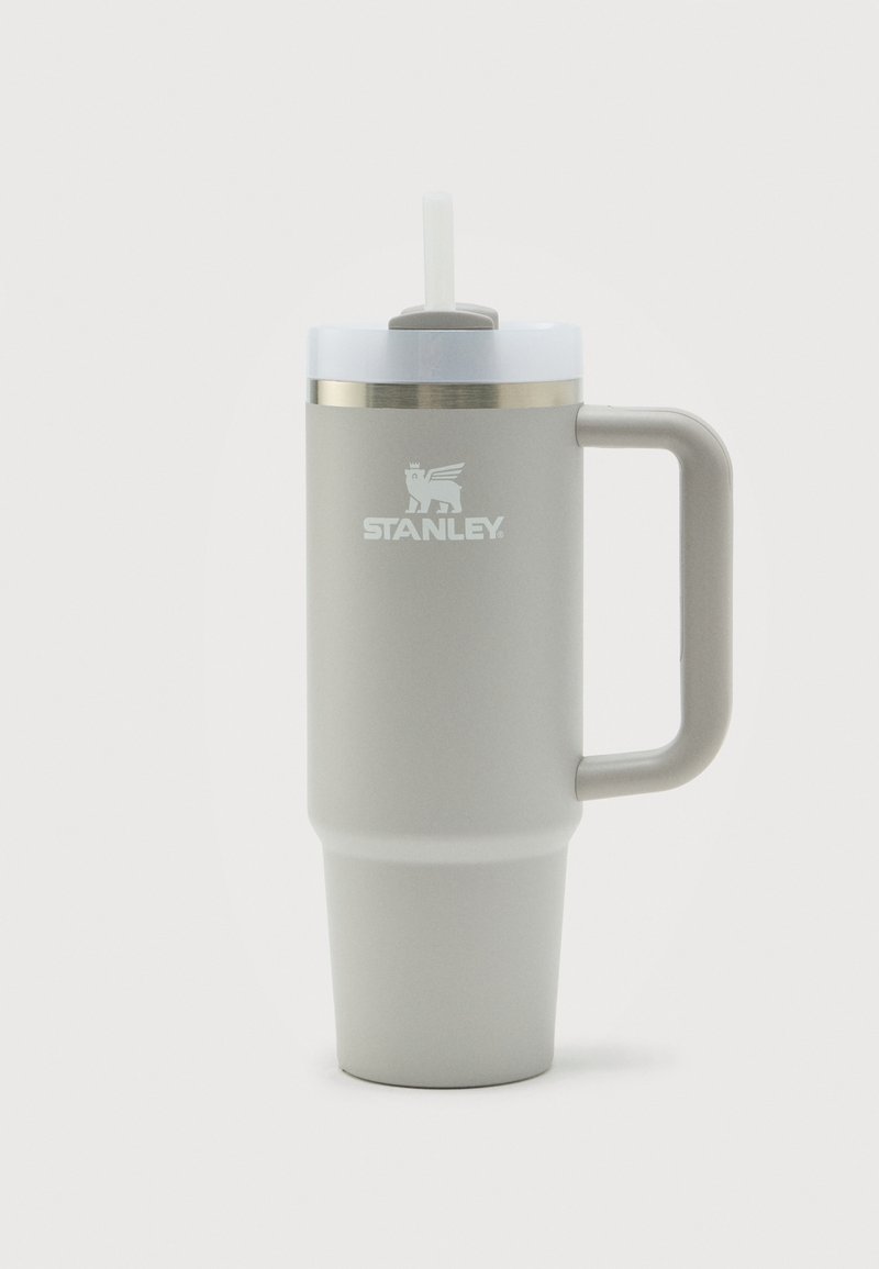 Ελαφρώς γκρι ταξιδιωτικό κύπελλο Stanley με λαβή, λευκό καπάκι και καλαμάκι σε λευκό φόντο.