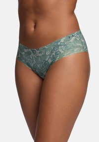 Tarnmuster-Boxershorts in Grüntönen mit einem glatten elastischen Bund und einer semi-matten Oberfläche, die für Komfort und Passform konzipiert sind.