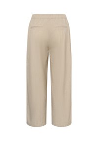 Pantalon beige à jambes larges avec taille élastique et deux poches passepoilées à l’arrière, vu de dos.