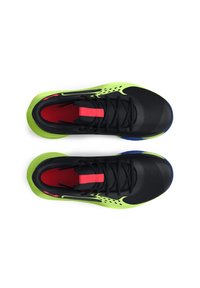 Zapatillas deportivas negras con acentos verdes, parte superior de malla texturizada y sintética, forro rojo y detalles azules en la suela.