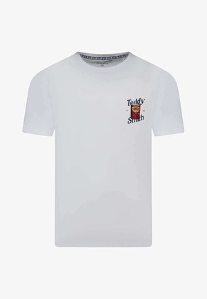 T-shirt blanc à manches courtes et col rond avec un petit graphique d'une boîte de tomates et le texte « Teddy Smith » sur le côté gauche de la poitrine.