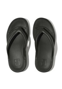 Zwarte flip-flops met een gestructureerde zool, rubberen banden, een gevormde voetbed en subtiele merkvermelding op het oppervlak. Eenvoudig en functioneel ontwerp.