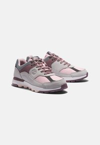 Lätta sneakers gjorda av grå och rosa mocka med mesh-accenter, med en gummisula, rund tå och snörning.