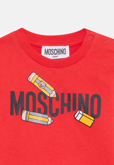 Rotes Baumwoll-T-Shirt mit einem grafischen Design, das drei farbige Bleistifte und das „MOSCHINO“-Logo in schwarzer Schrift zeigt. Druckknopf-Detail an der Schulter.