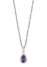 Silverhänge med en tårformad lila ädelsten, inlagd i en polerad silverram, fäst vid en vriden silverkedja.