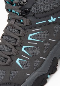 Grauer Wanderschuh mit Mesh-Details, türkisfarbenen Akzenten, einer robusten Sohle und verstärkten Ösen mit strukturierter Oberfläche für besseren Halt.