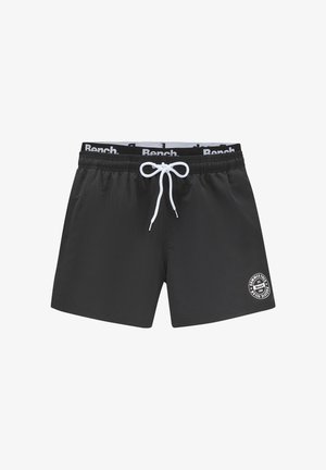 Schwarze Badeshorts mit Tunnelzugbund, weißen Akzenten und einem runden Logopatch auf der unteren rechten Seite. Glatte Stoffstruktur.