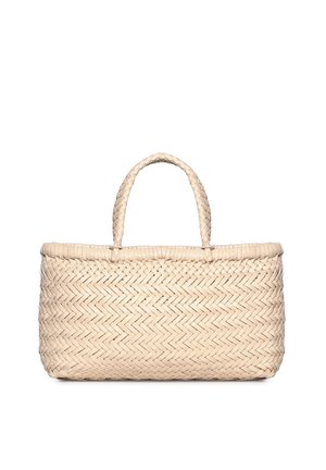 Rechthoekige beige geweven tas met twee gevlochten handvatten en een visgraatpatroon op een witte achtergrond.