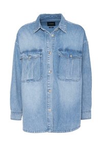 Camicia in denim blu chiaro con maniche lunghe, due tasche sul petto, chiusura con bottoni e colletto classico. Presenta una vestibilità regolare e una leggera scoloritura.