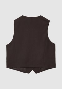 Gilet nero senza maniche con un design strutturato, caratterizzato da una texture liscia, orlo posteriore angolato e assenza di chiusure visibili.
