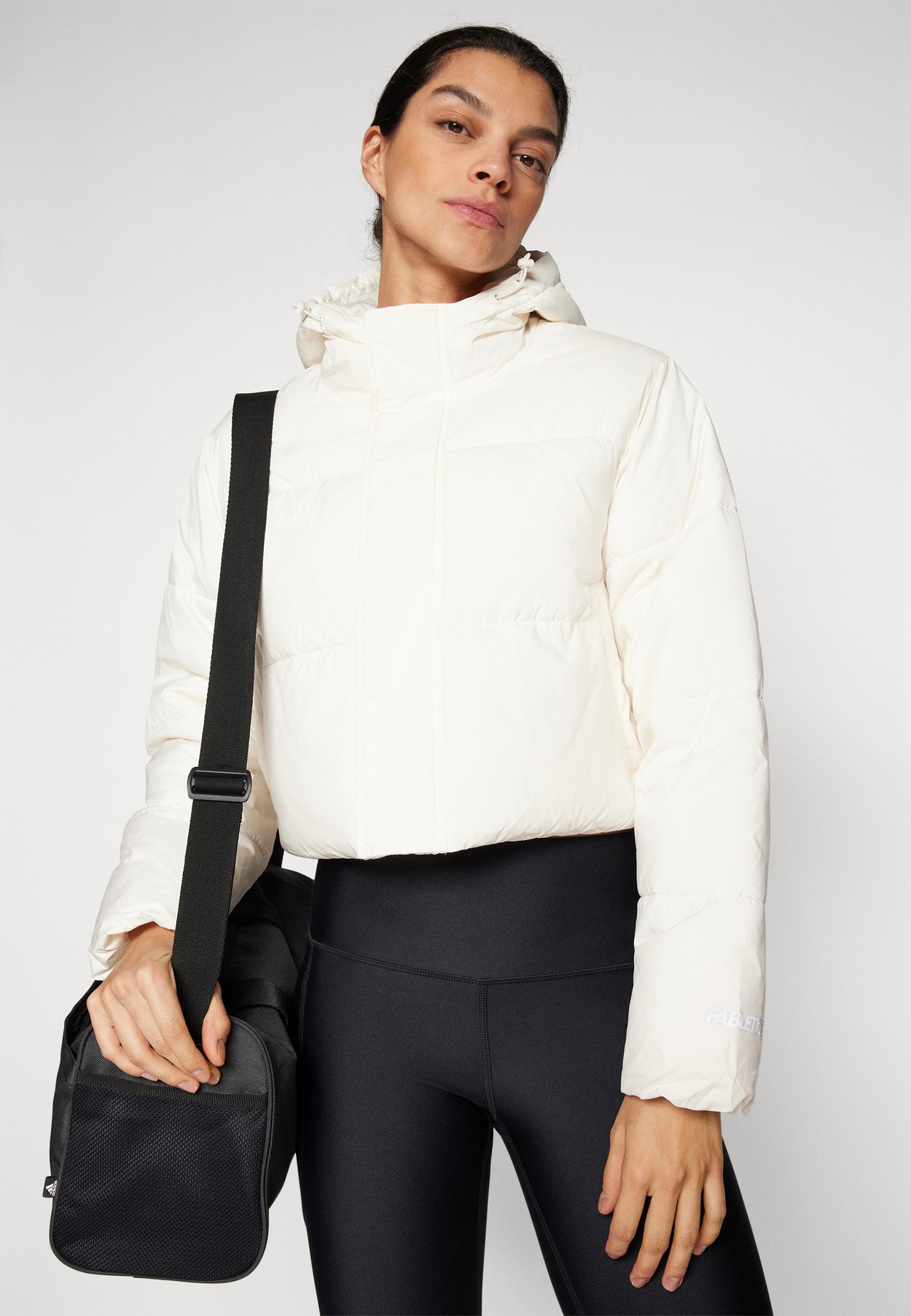 ESSENTIAL CROPPED HOODED PUFFER