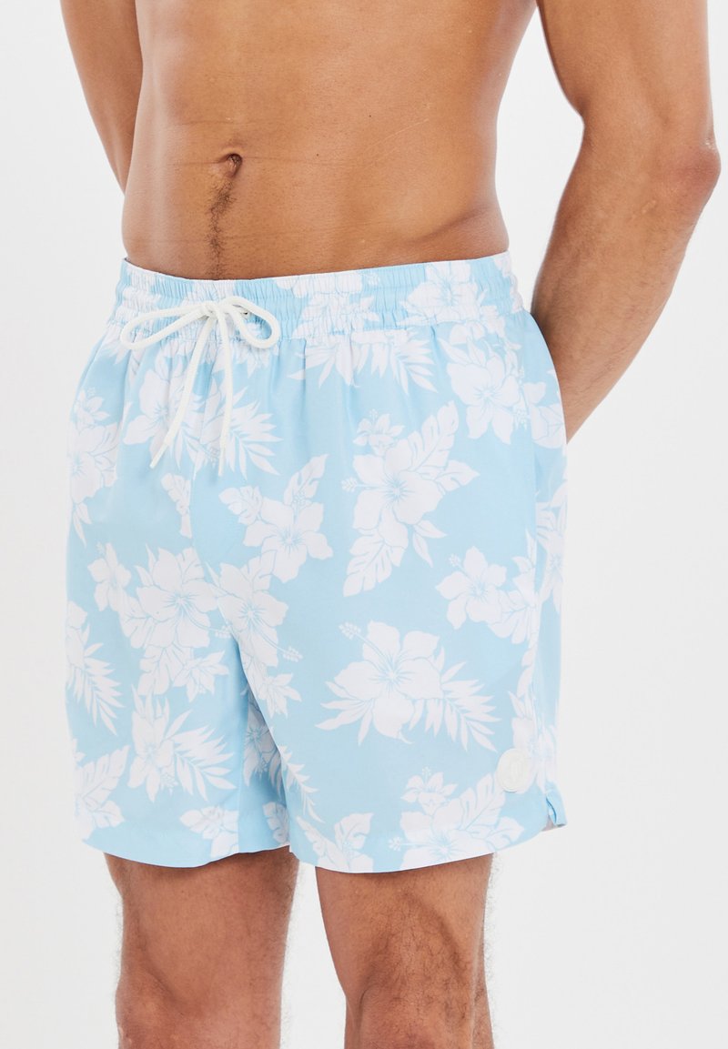 Blå blommiga badshorts med vita hibiskus- och lövmönster, elastisk midja och justerbar snörning för en säker passform.