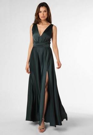 Abito in satin verde smeraldo, design senza maniche, scollatura a V profonda, dettaglio torcigliante in vita, con uno spacco fino alla coscia e gonna fluente.