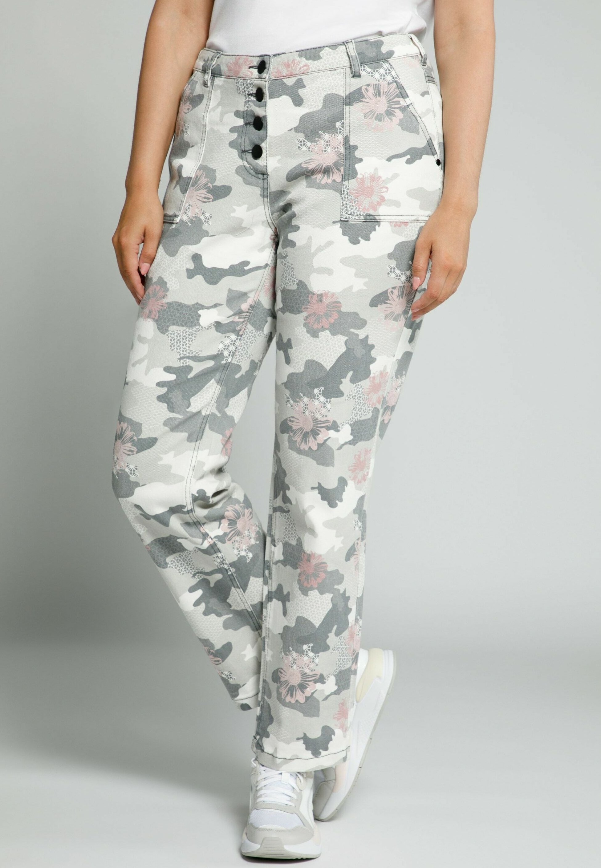 Ulla Popken BOYFRIEND, CAMOUFLAGE - Broek - stahlgrau/meerkleurig - Zalando .nl