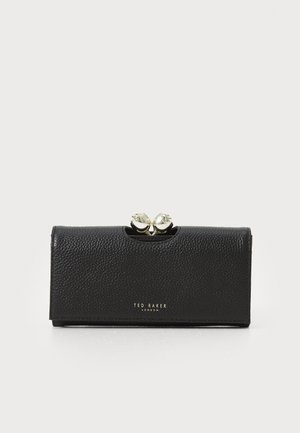 Cartera de mano de cuero negro con textura de guijarro, acentos de cierre metálico y detalle en oro en la parte frontal. Forma rectangular compacta.