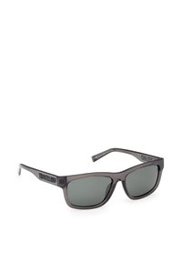 Lunettes de soleil Timberland rectangulaires gris foncé avec des verres teintés et des montures en plastique translucide sur fond blanc.