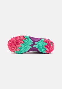 Suola della scarpa con un vivace motivo ondulato rosa e verde menta, caratterizzata da una base viola. Superficie a grip testurizzata per la trazione.