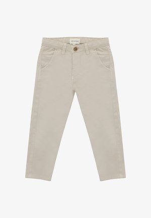 Pantalones de algodón beige con corte recto, bolsillos frontales, trabillas para cinturón y cierre de un solo botón. Textura suave sin patrones ni acentos.