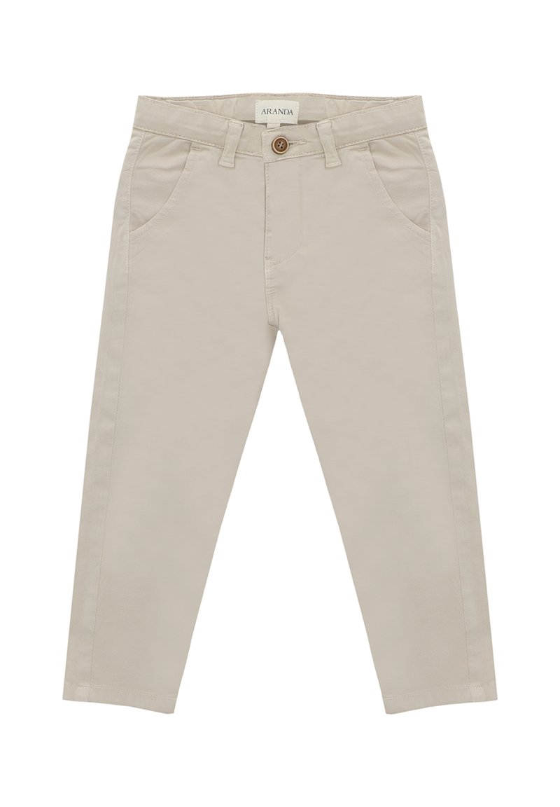 Pantalones de algodón beige con corte recto, bolsillos frontales, trabillas para cinturón y cierre de un solo botón. Textura suave sin patrones ni acentos.