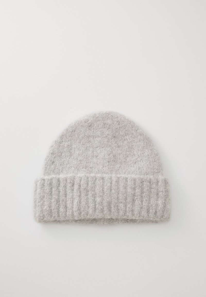 Hallikas kootud beanie, mis on valmistatud pehmest villast, ribatud äärte ja ümarate tipuga, pehme tekstuuri ja ühtlase värviga kogu ulatuses.