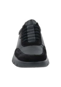 Sneaker nera realizzata in pelle liscia e camoscio, con punta arrotondata, chiusura con lacci e suola in gomma texturizzata.