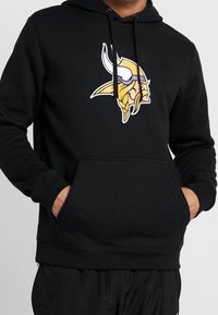 Sweat à capuche noir en tissu doux, arborant un logo viking en jaune, violet et blanc au centre. Comprend une poche avant et une capuche avec cordon de serrage.