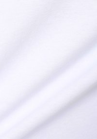 Witte katoenen stof met een gladde textuur, met een subtiele glans en een diagonale weefpatroon, in vouwen gehangen om diepte en zachtheid te tonen.