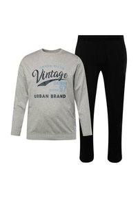 Šedá košile s dlouhým rukávem s modrým potiskem "Vintage Denim", spárovaná s černými kalhotami s jednoduchým designem a elastickým pasem.