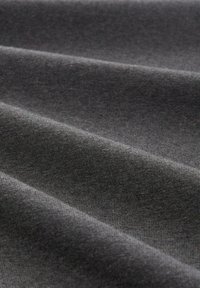 Tessuto grigio scuro con una superficie liscia, caratterizzato da leggere ondulazioni e un motivo intrecciato uniforme su tutta la superficie.