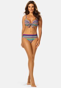 Wielokolorowy komplet bikini z węzłowym topem bandeau z regulowanymi ramiączkami i pasującymi majtkami o niskim stanie, prezentowany na neutralnym tle.