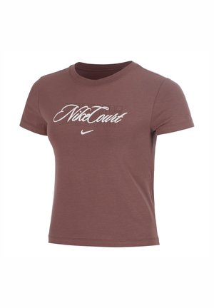 Braunes Nike Court T-Shirt mit kurzen Ärmeln, weißem Script-Logo und kleinem Nike Swoosh vorne, Rundhalsausschnitt und figurbetontem Schnitt.
